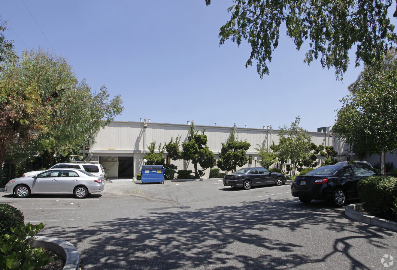 Plaza Studios - Plaza Studios Apartments