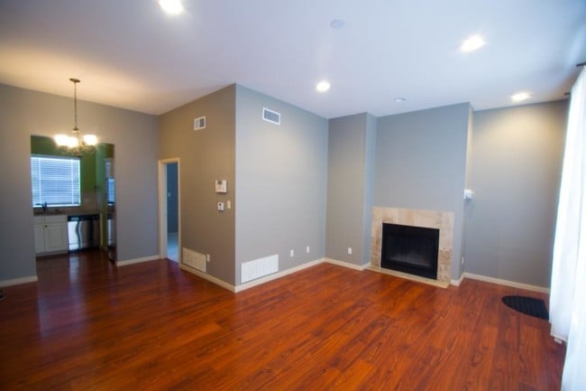 Living room - 1818 N Fitzhugh Ave Unit 4