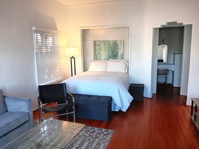 Cama - 455 North Doheny Drive