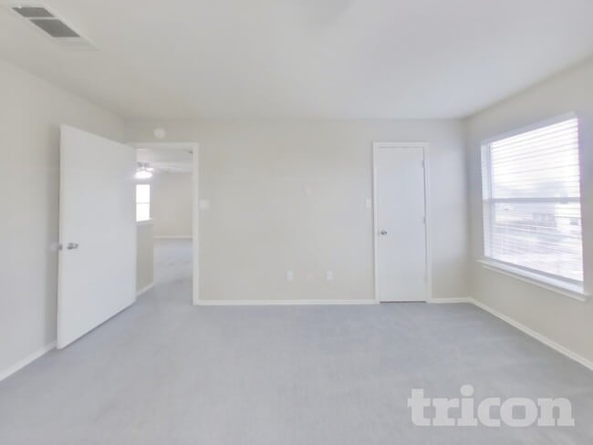 Photo - 201 Outfitter Dr