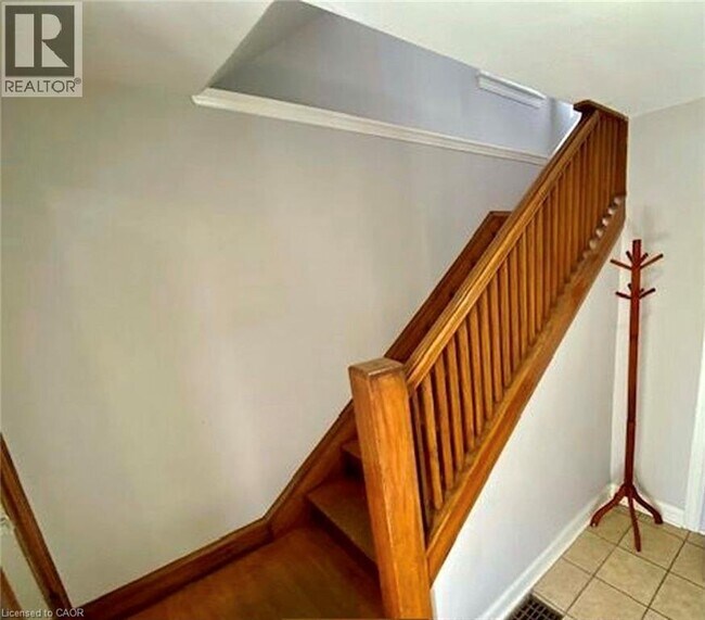 Photo - 18 Cameron Ave S