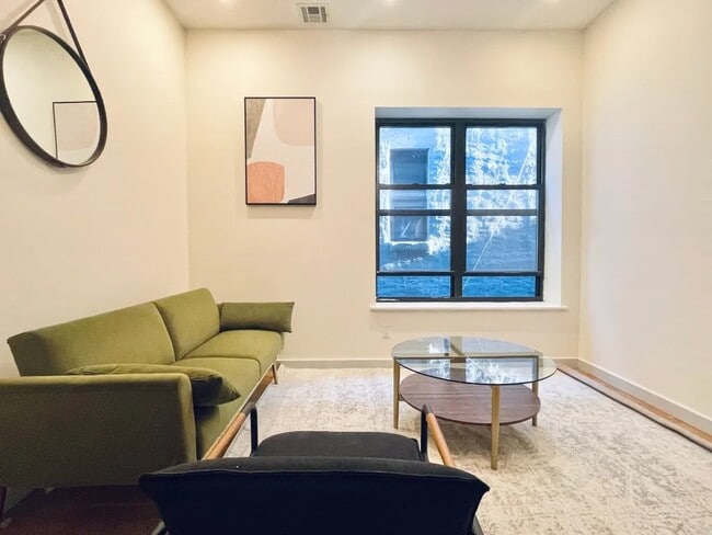 Building Photo - Furnished room/NOT APARTMENT Unit 3R