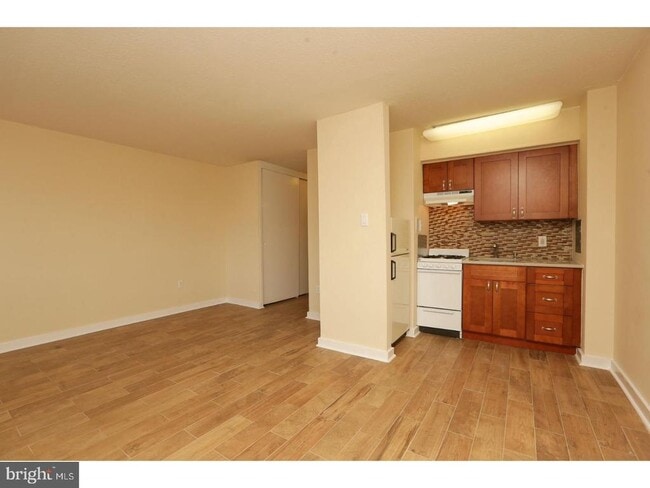 Building Photo - 2101 Chestnut St Unit 826