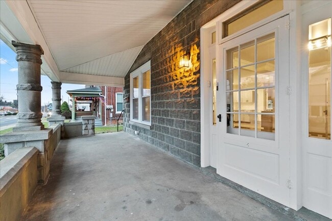 Photo - 584 W Main St