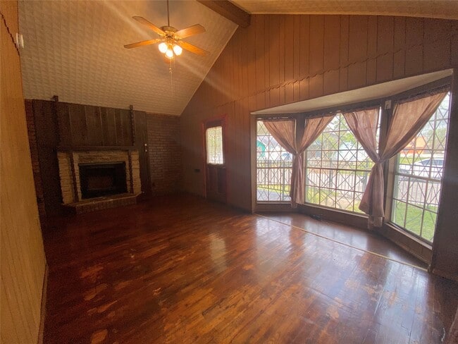 Photo - 611 Bolster St