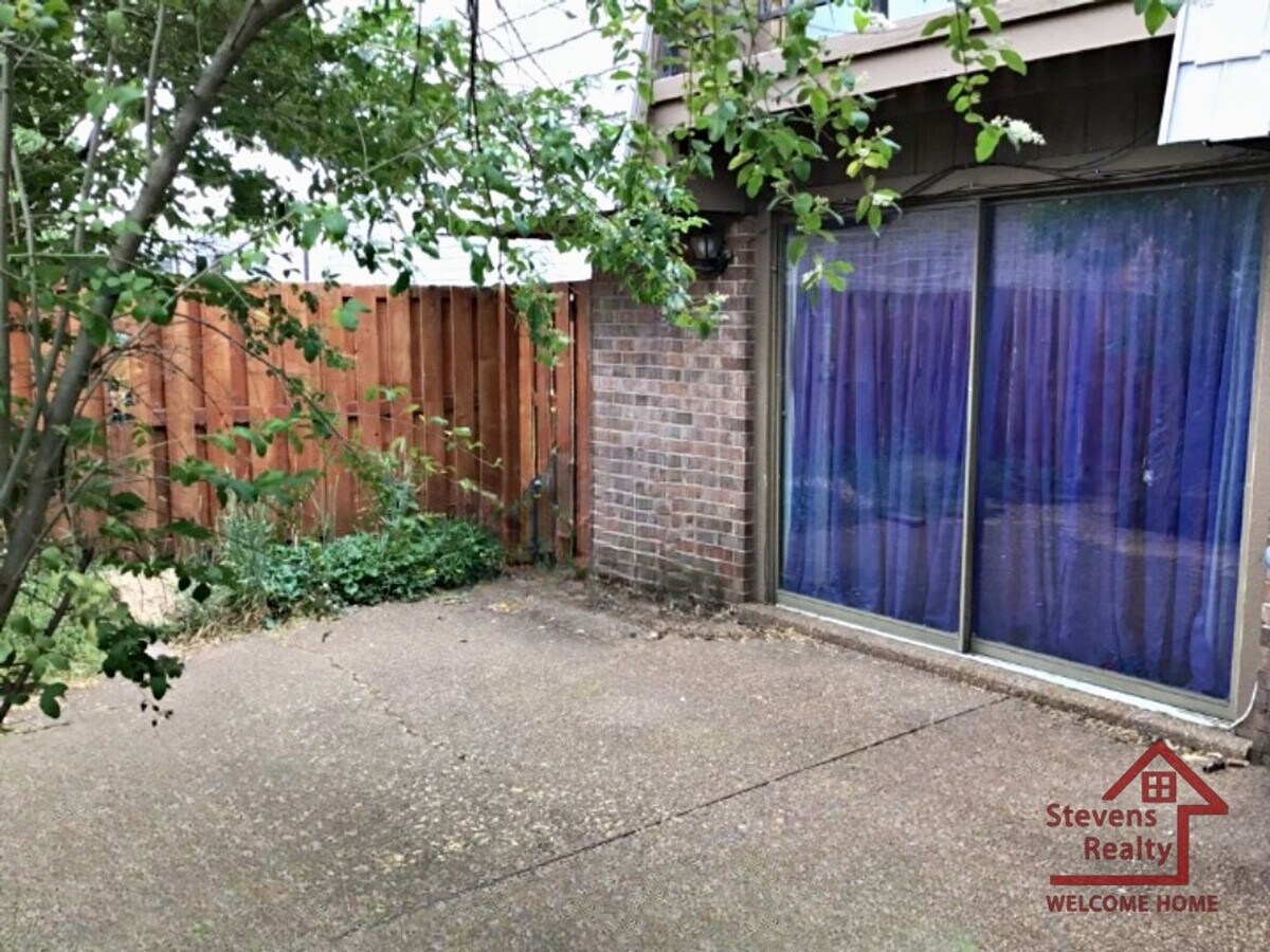 Photo - 136 Cedarwood Ln