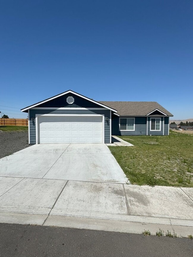 Building Photo - Top of the world in Umatilla Rental