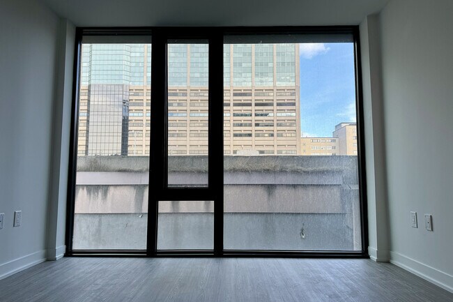 Photo - 195 McCaul St