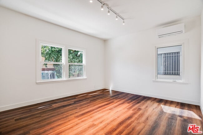 Photo - 151 N Swall Dr Unidad 4