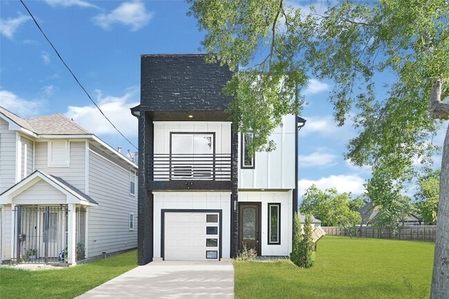Building Photo - 7203 Weyburn St Rental