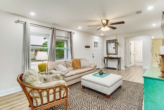 Photo - 814 W Gonzalez St