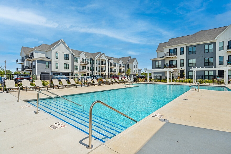 Seasons at Hoffman Estates Resort Style Pool