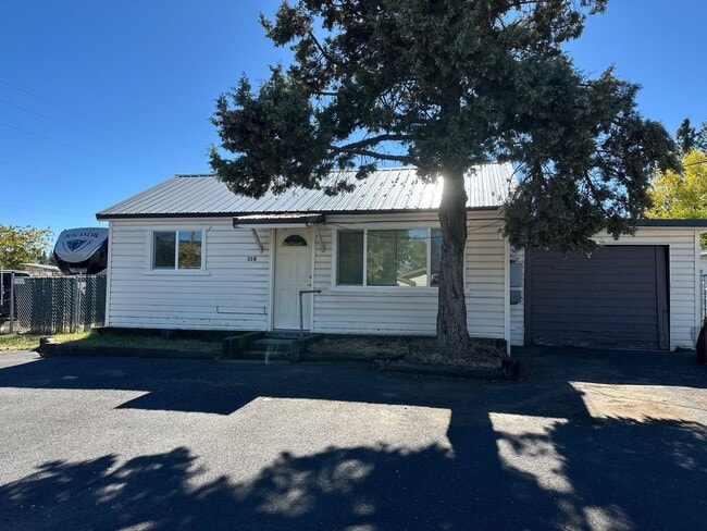 Building Photo - 318 McCourt St