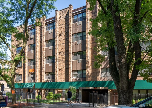 665 W Wrightwood