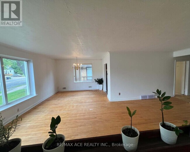 Photo - 3715 St Clair Ave E