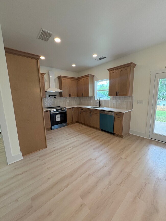 Photo - 180 Llewellyn St