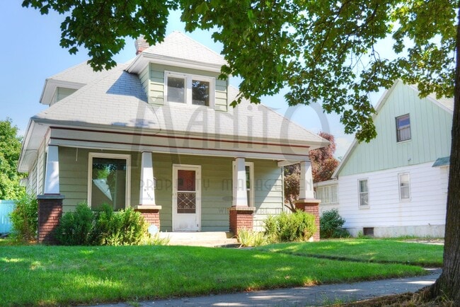 Building Photo - 1514 W Augusta Ave