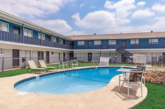 Photo - Falcon Ridge Apartments