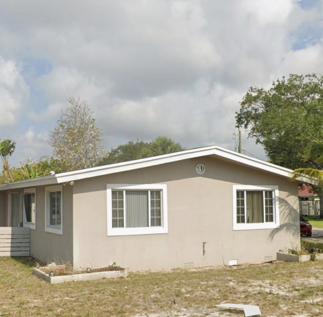 Building Photo - 117 SE 4th Ave Rental