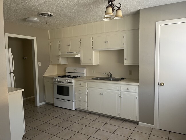 Kitchen - 102 Flint Ave