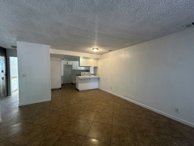 1711 E Paradise Ave