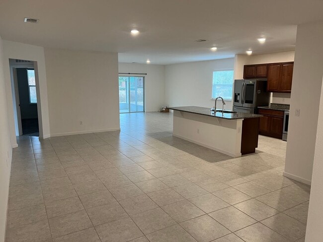 Photo - 121 College St