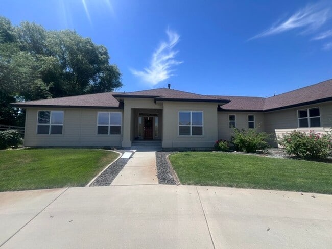 Custom Home in a Serene Setting - Large Lo... - Custom Home in a Serene Setting - Large Lo...
