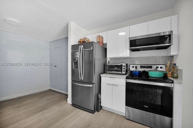 3231 SW 25th St Unit 1