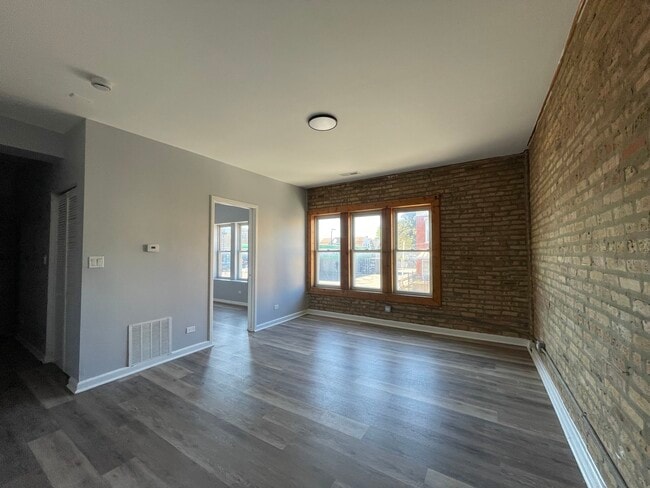 Photo - 3945 W Division St