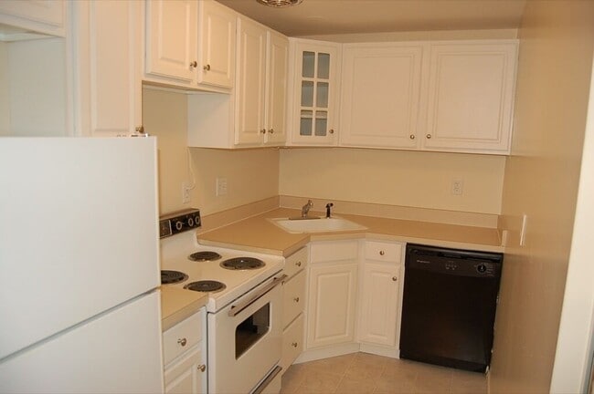 Farmington Studio - Farmington Studio Apartment Unit 25A-5