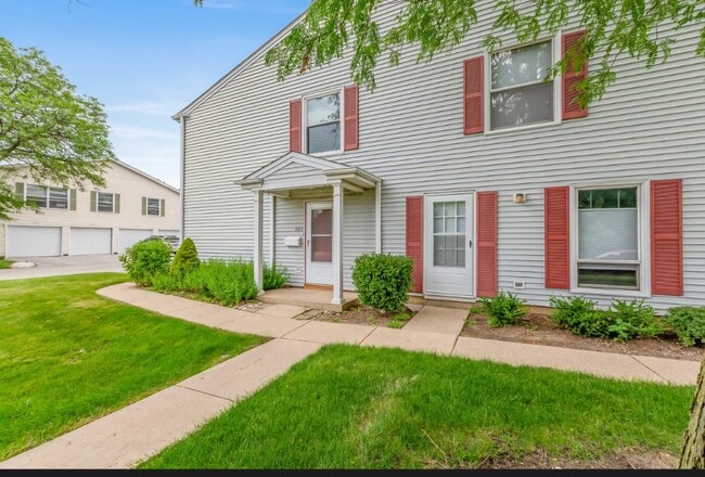 Photo - 883 Wellington Ave