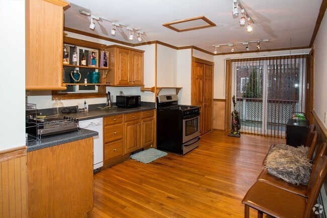 Building Photo - 132 Bremen St Unit 1 Rental