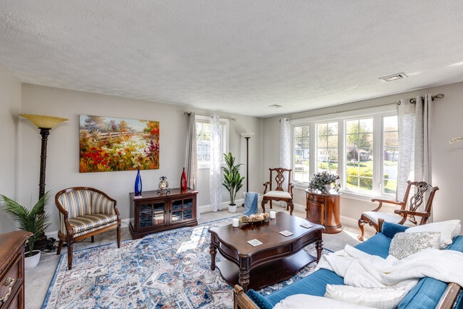 Fully Furnished Living Room - 73 Maxwell Dr Casa
