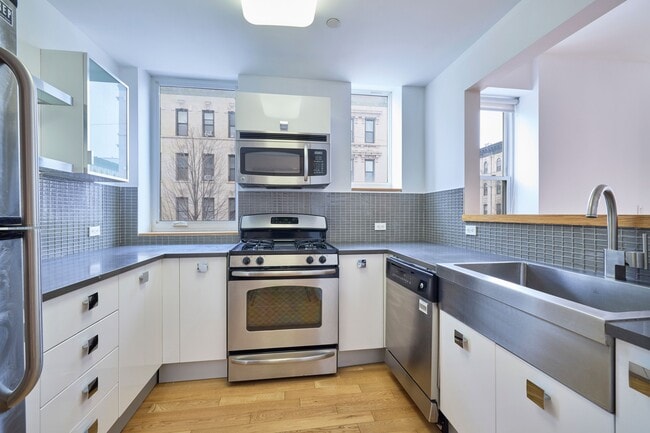 Photo - 318 Knickerbocker Ave