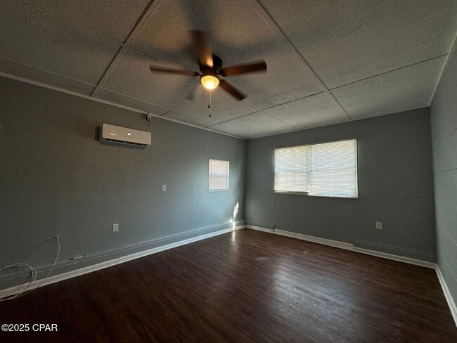 Photo - 5117 Douglas St