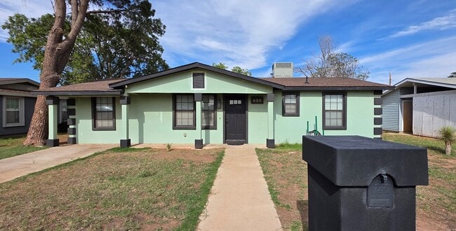 Photo - 600 Zeneta Ave
