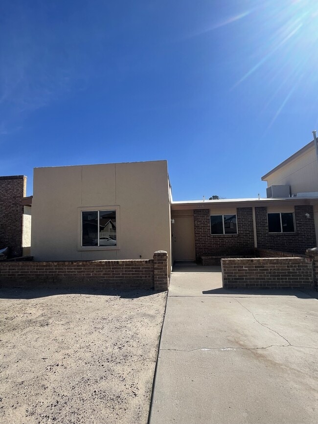 Building Photo - 866 Barandal Dr