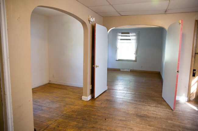 Photo - 644 Ontario St SE