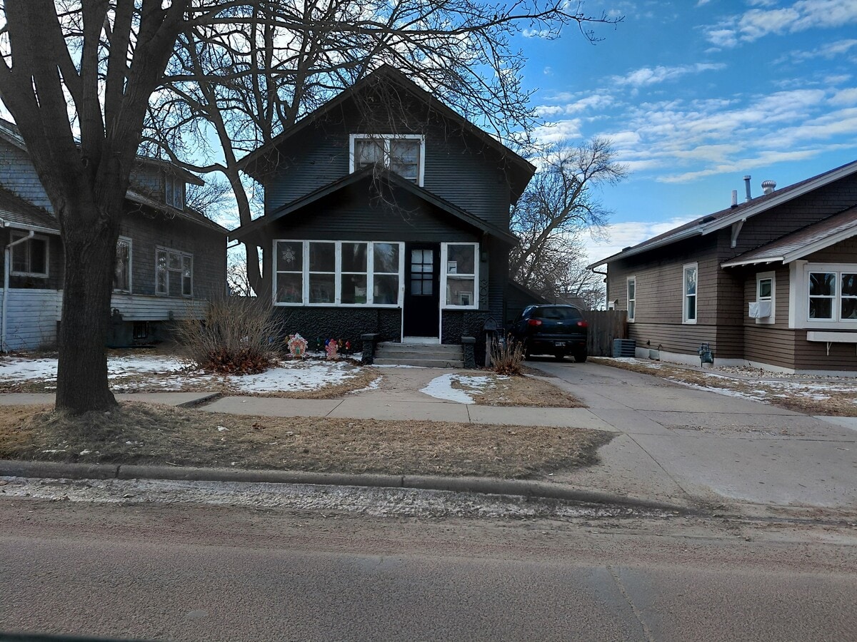 Photo - 304 3rd Ave NE