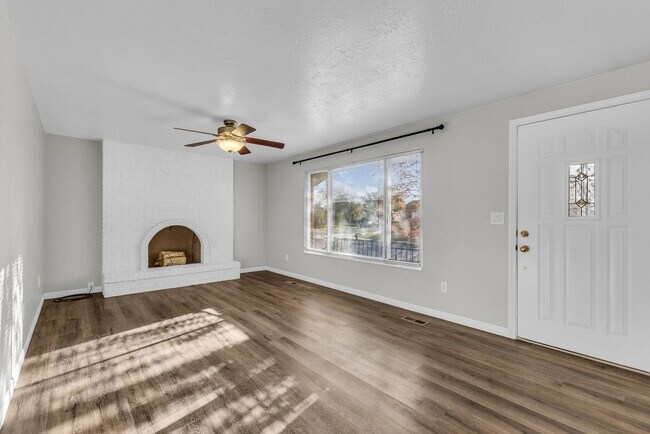 Photo - Spacious 5 Bed in Riverdale with Large Yard