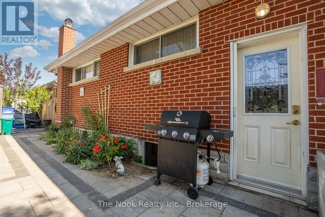 Photo - 464 Gibbons St