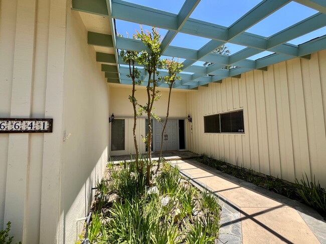 Building Photo - 16641 Park Ln Cir Rental