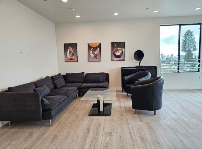 Living room -seating area - The Coronado