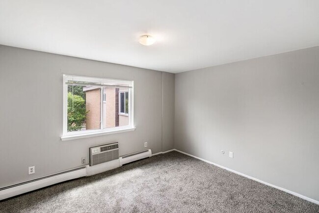 *Beautiful Apartment in Park Like Setting* Updated Shaker Cabinets and Appliances HEAT included
