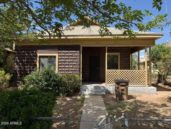 Building Photo - 942 E 8th St