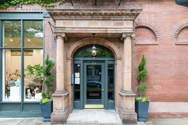 Building Photo - 104 W Oak St Unit 3E