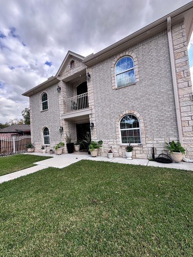 Building Photo - 7618 Linden St