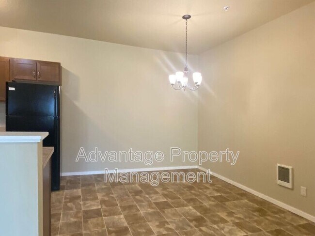 Photo - 515 Catron St N