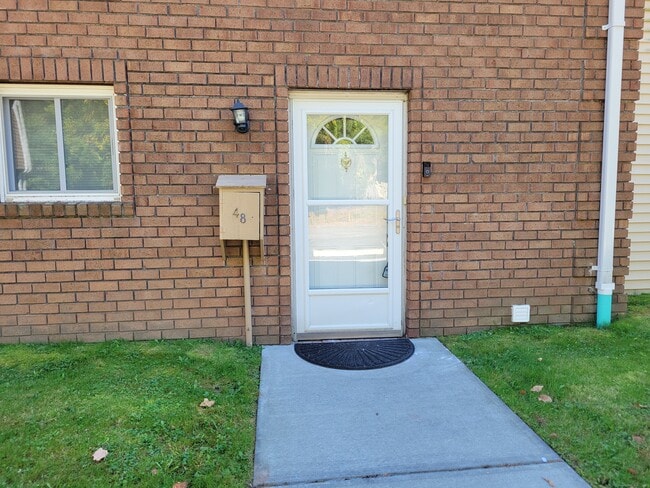 Building Photo - 48 Sutton Pl Unit 48