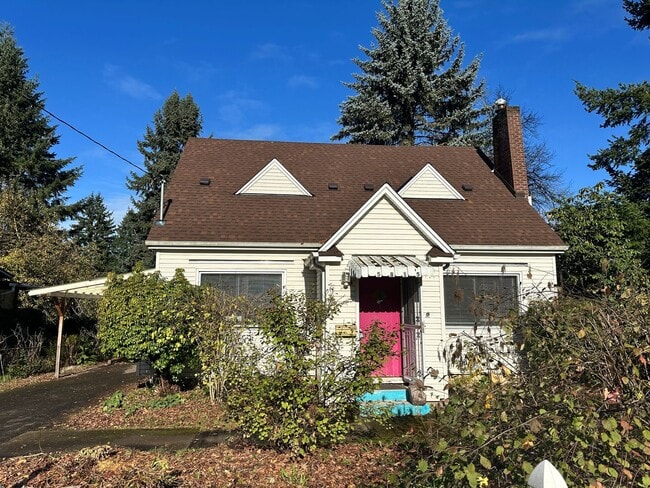 Building Photo - Wow! Amazing 3-bedroom 1-bath house with large fully fenced backyard